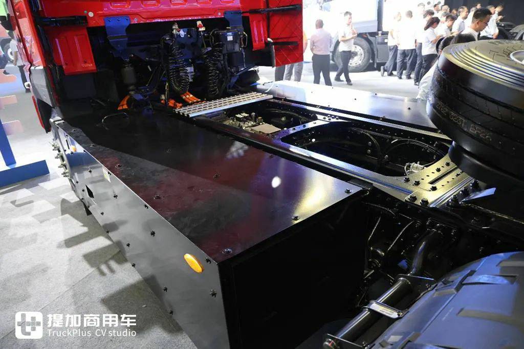 搭载400度电池组，底盘自重只有8.5吨？宇通重卡最新推出的T400港口牵引车实拍