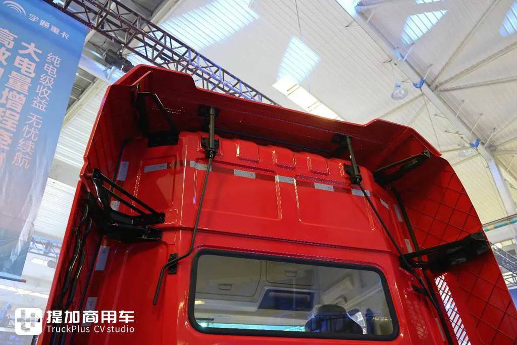 搭载400度电池组，底盘自重只有8.5吨？宇通重卡最新推出的T400港口牵引车实拍