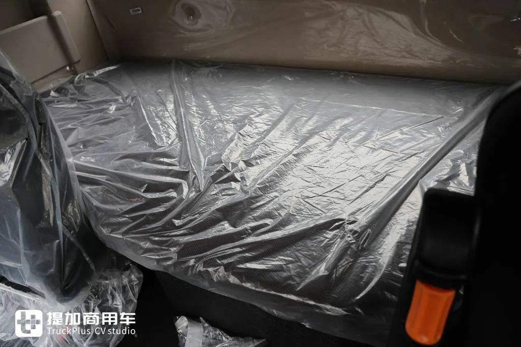 起售价20多万汕德卡来袭，重汽最新推出的汕德卡G7M牵引车实拍，带你看看配置如何