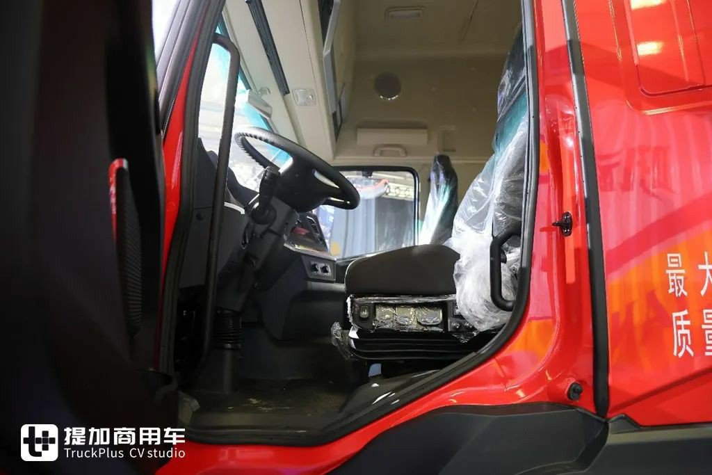 搭载400度电池组，底盘自重只有8.5吨？宇通重卡最新推出的T400港口牵引车实拍
