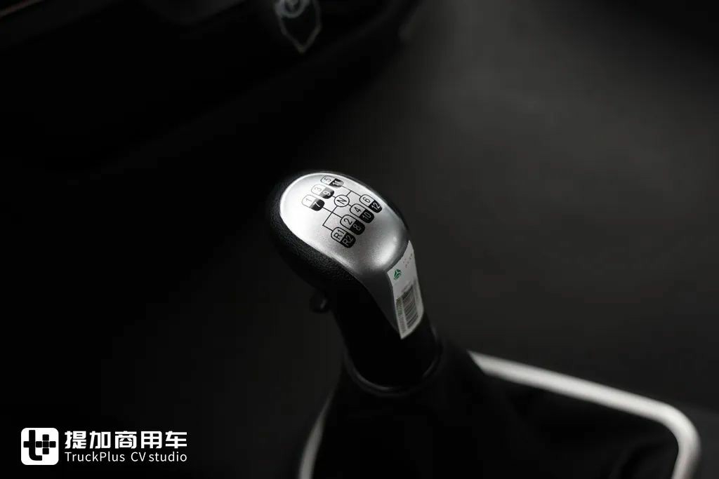 起售价20多万汕德卡来袭，重汽最新推出的汕德卡G7M牵引车实拍，带你看看配置如何
