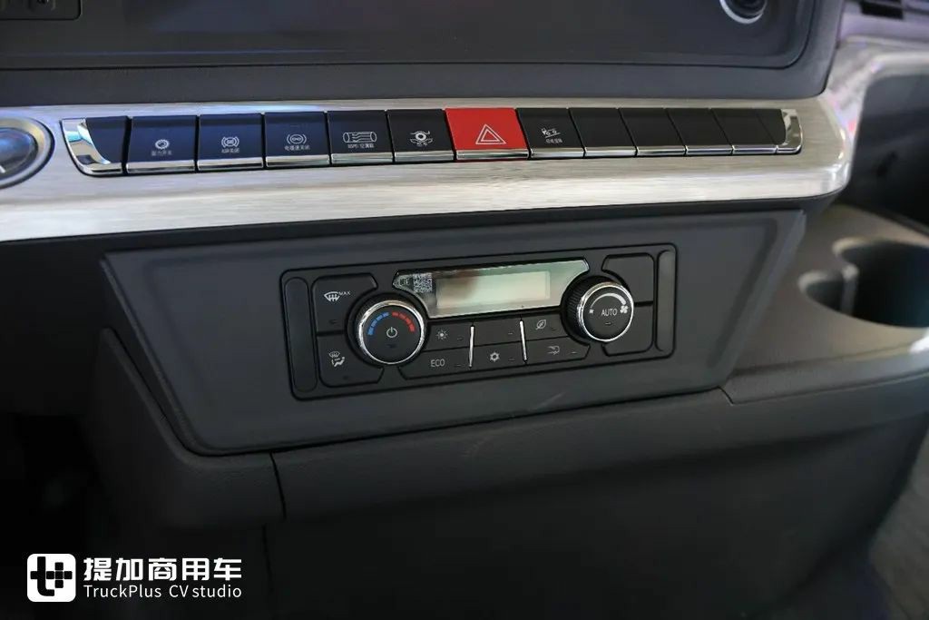 搭载400度电池组，底盘自重只有8.5吨？宇通重卡最新推出的T400港口牵引车实拍