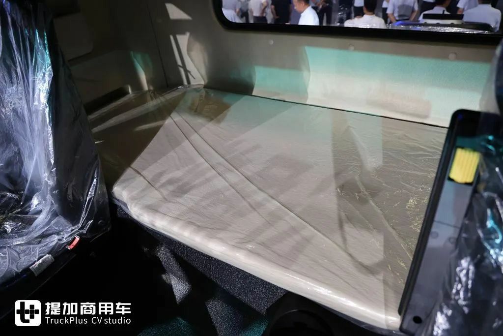搭载400度电池组，底盘自重只有8.5吨？宇通重卡最新推出的T400港口牵引车实拍