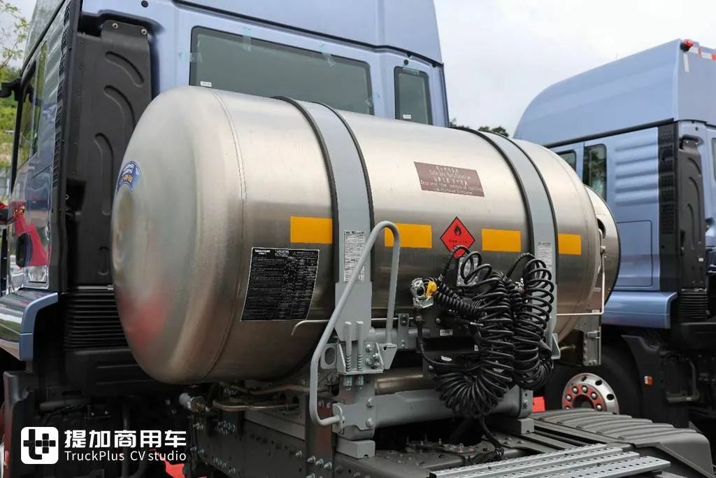 起售价20多万汕德卡来袭，重汽最新推出的汕德卡G7M牵引车实拍，带你看看配置如何