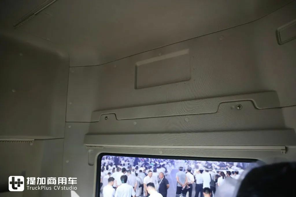 搭载400度电池组，底盘自重只有8.5吨？宇通重卡最新推出的T400港口牵引车实拍
