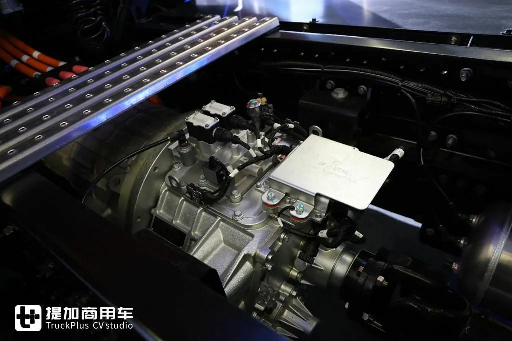 搭载400度电池组，底盘自重只有8.5吨？宇通重卡最新推出的T400港口牵引车实拍