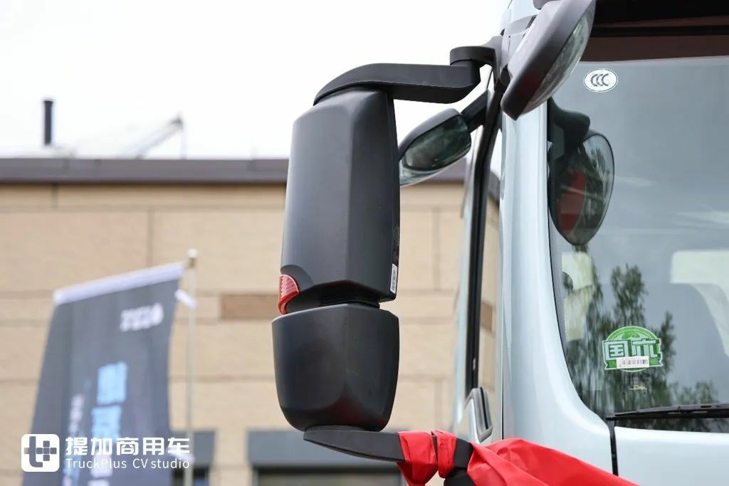 起售价20多万汕德卡来袭，重汽最新推出的汕德卡G7M牵引车实拍，带你看看配置如何