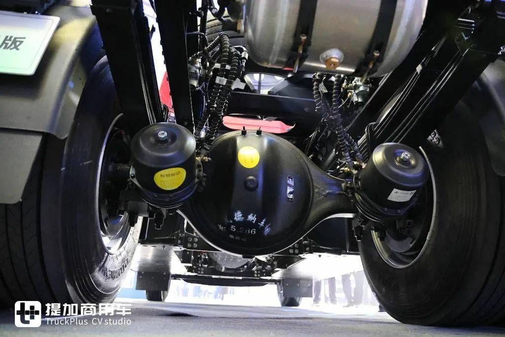 搭载400度电池组，底盘自重只有8.5吨？宇通重卡最新推出的T400港口牵引车实拍