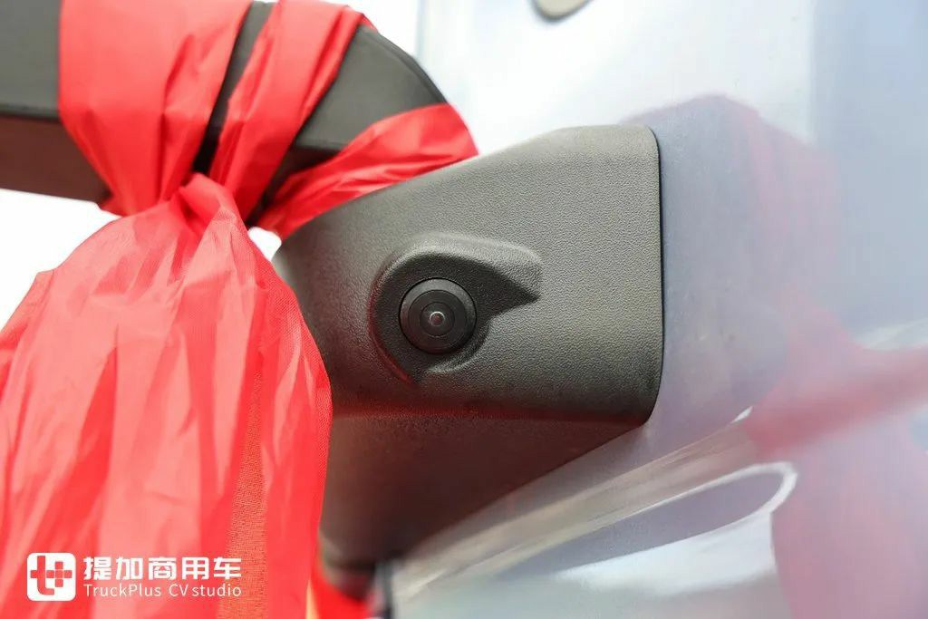 起售价20多万汕德卡来袭，重汽最新推出的汕德卡G7M牵引车实拍，带你看看配置如何