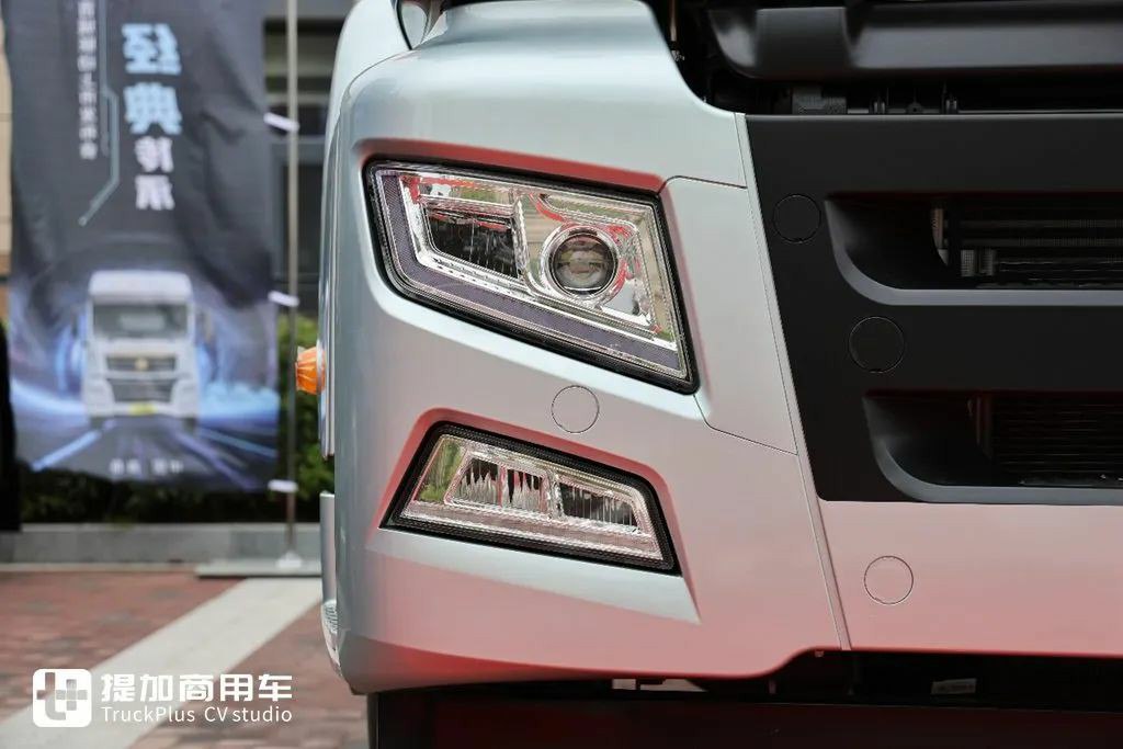 起售价20多万汕德卡来袭，重汽最新推出的汕德卡G7M牵引车实拍，带你看看配置如何