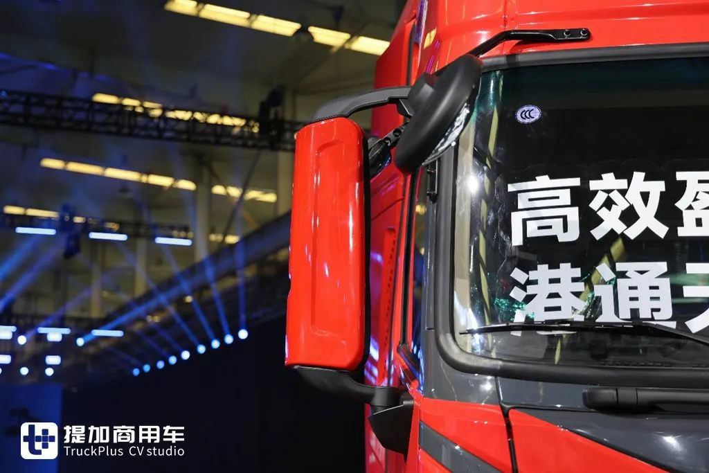 搭载400度电池组，底盘自重只有8.5吨？宇通重卡最新推出的T400港口牵引车实拍