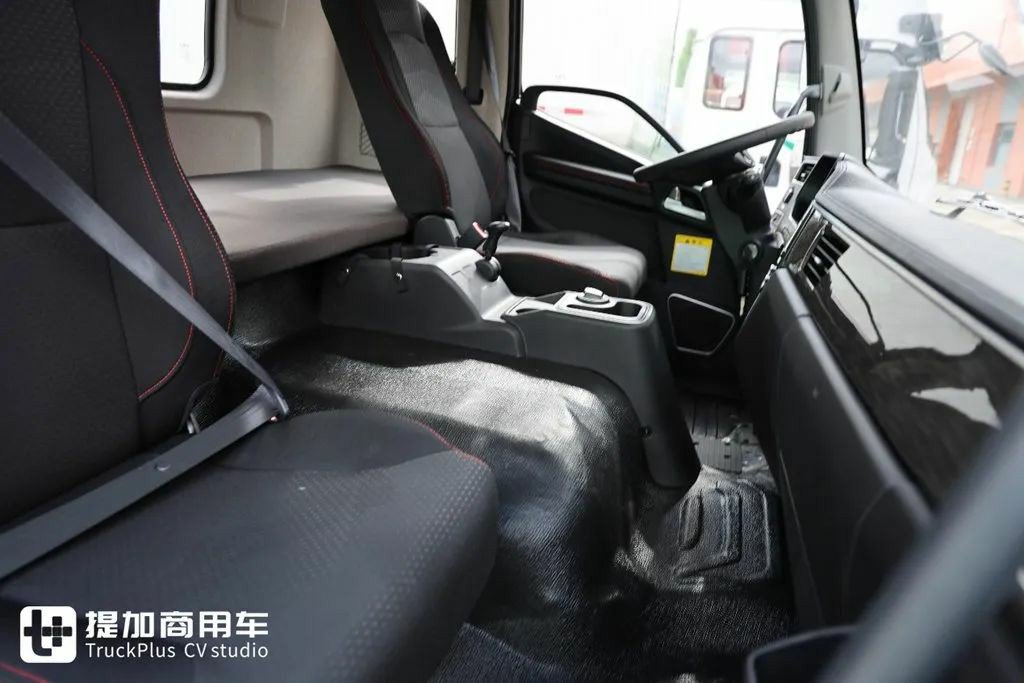 解放JK6迎来平地板车型，除了驾乘体验提升，还有哪些改进？