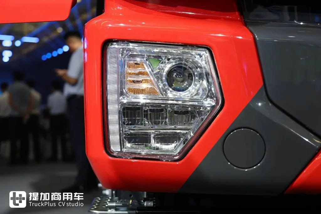 搭载400度电池组，底盘自重只有8.5吨？宇通重卡最新推出的T400港口牵引车实拍