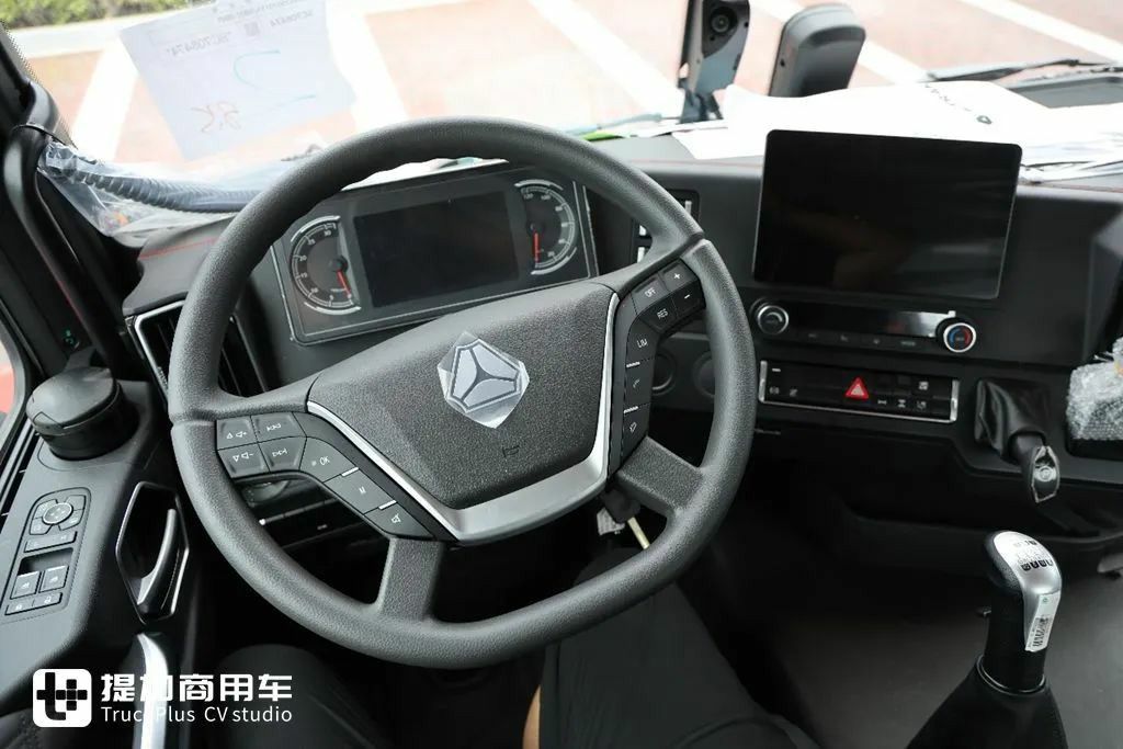 起售价20多万汕德卡来袭，重汽最新推出的汕德卡G7M牵引车实拍，带你看看配置如何