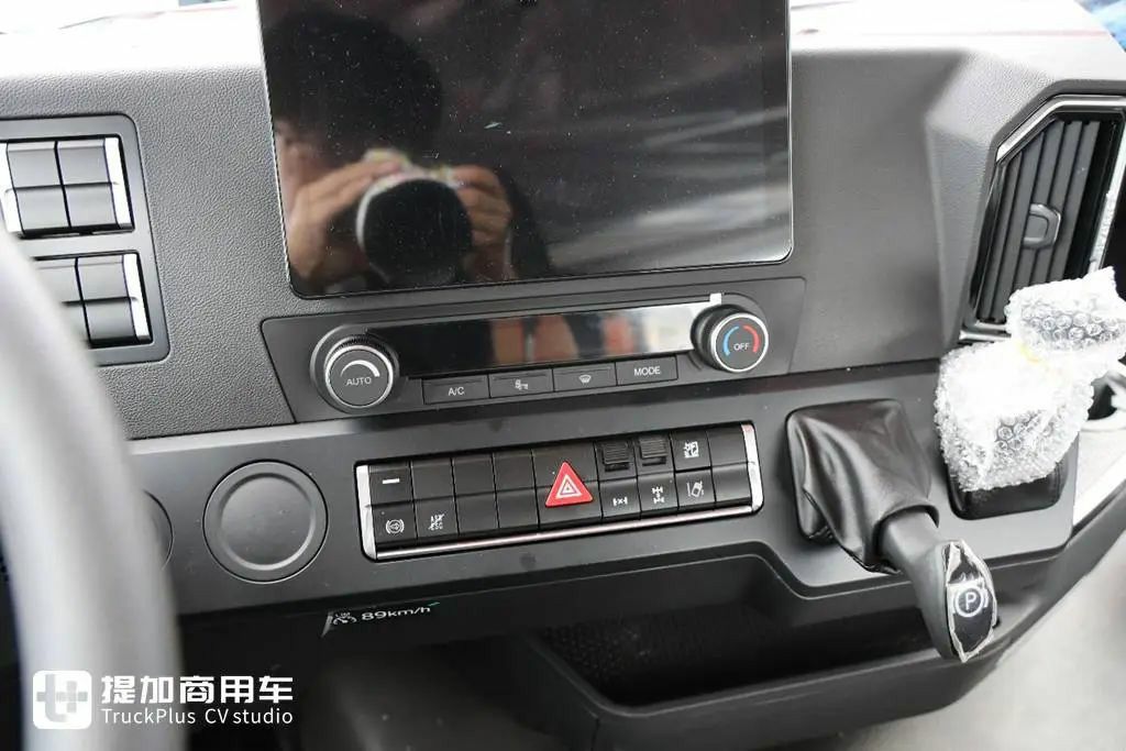 起售价20多万汕德卡来袭，重汽最新推出的汕德卡G7M牵引车实拍，带你看看配置如何