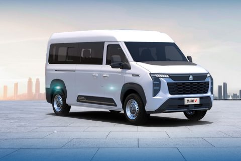中国重汽先锋官V线路版：蓝牌C照畅行城际，一站式搞定多元客运场景！
