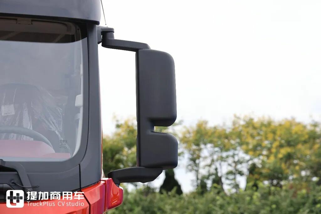 解放鹰驰牵引车正式上市，专为资源运输市场打造？实拍再带你看看它配置有多强！