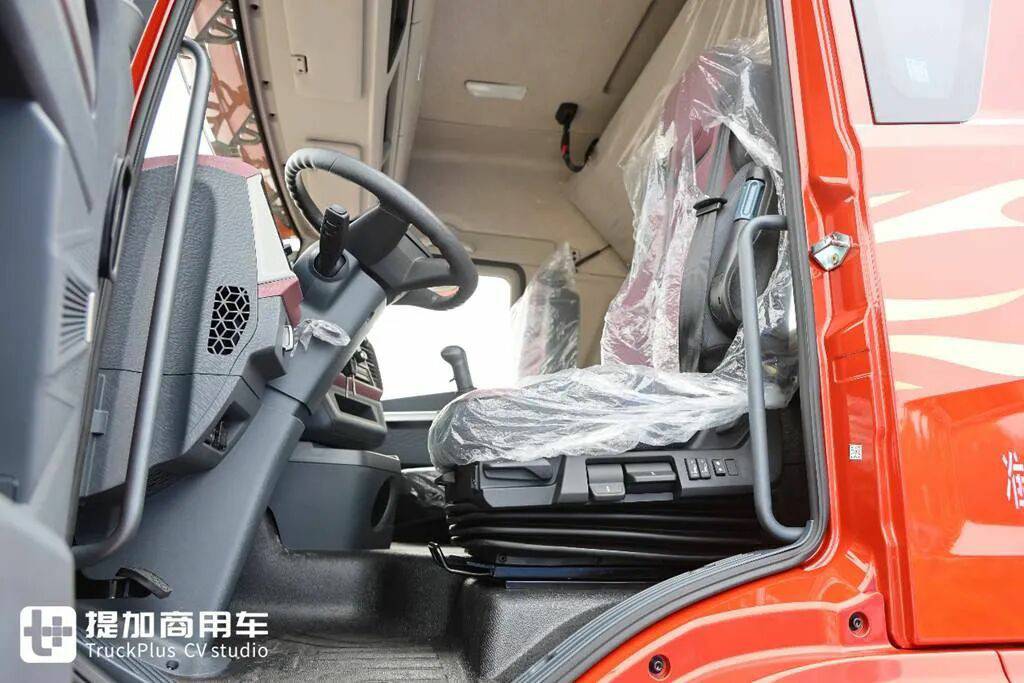 解放鹰驰牵引车正式上市，专为资源运输市场打造？实拍再带你看看它配置有多强！