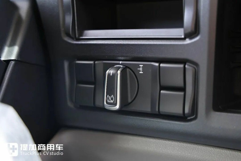 纯正国产斯堪尼亚卡车来了，外观内饰大揭秘，带你看看与海外版有什么不一样