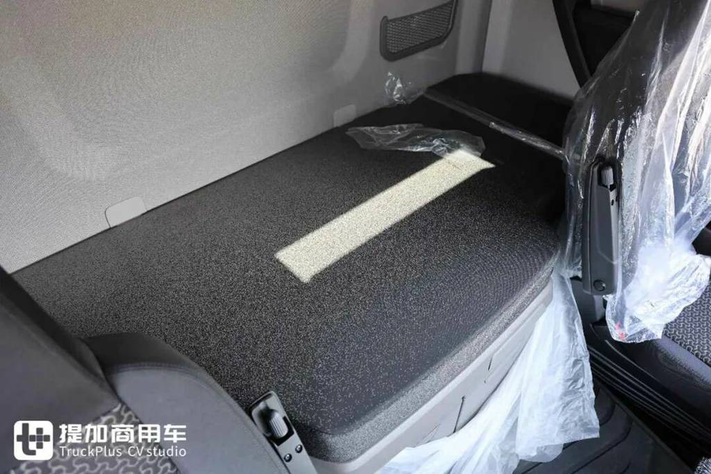 纯正国产斯堪尼亚卡车来了，外观内饰大揭秘，带你看看与海外版有什么不一样