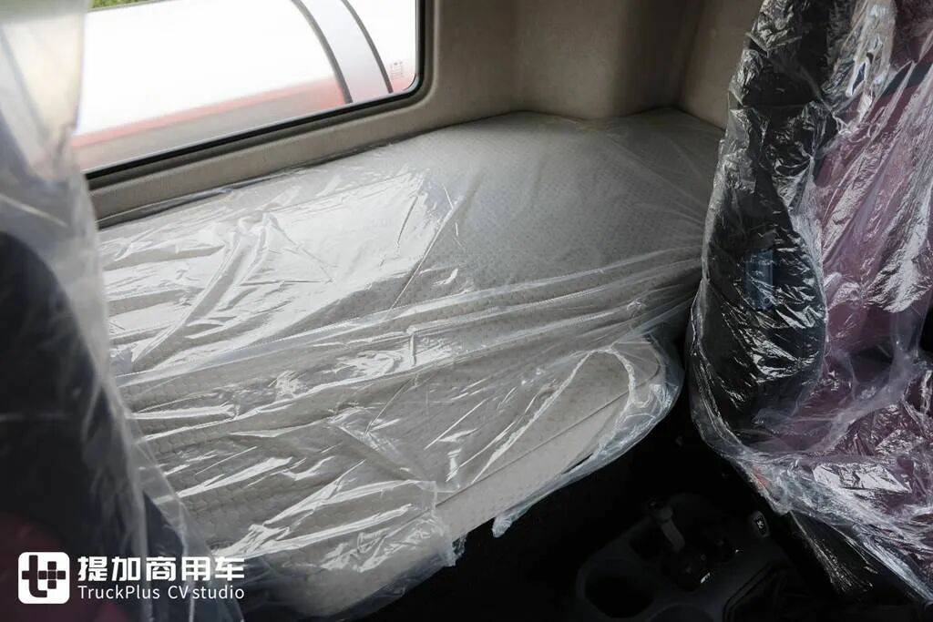 解放鹰驰牵引车正式上市，专为资源运输市场打造？实拍再带你看看它配置有多强！