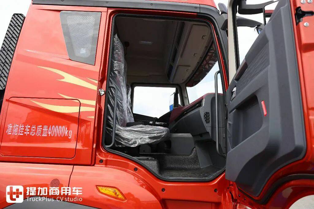 解放鹰驰牵引车正式上市，专为资源运输市场打造？实拍再带你看看它配置有多强！