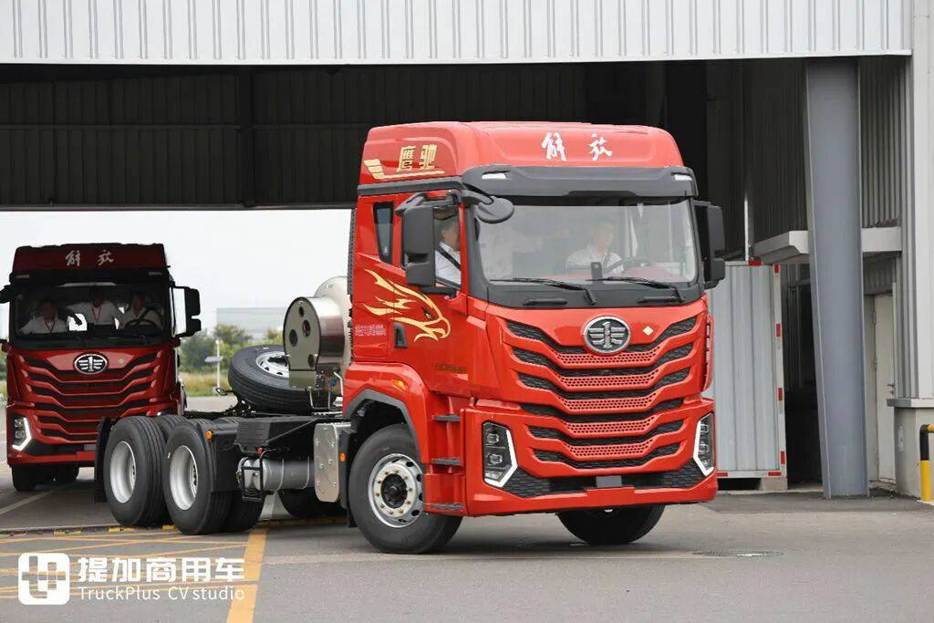 解放鹰驰牵引车正式上市，专为资源运输市场打造？实拍再带你看看它配置有多强！