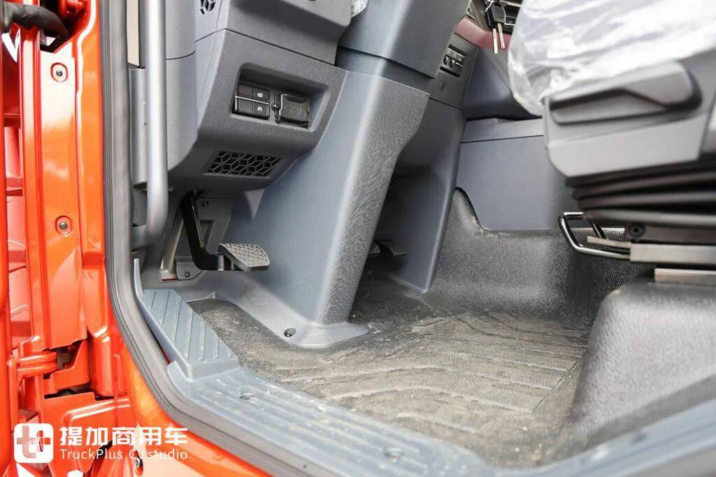 解放鹰驰牵引车正式上市，专为资源运输市场打造？实拍再带你看看它配置有多强！