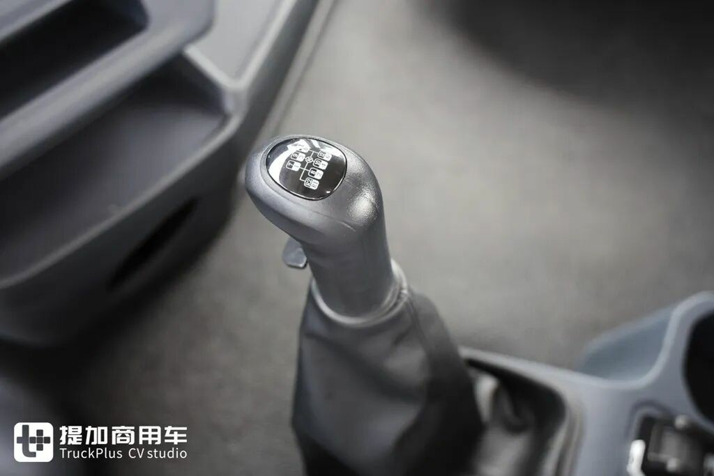 解放鹰驰牵引车正式上市，专为资源运输市场打造？实拍再带你看看它配置有多强！