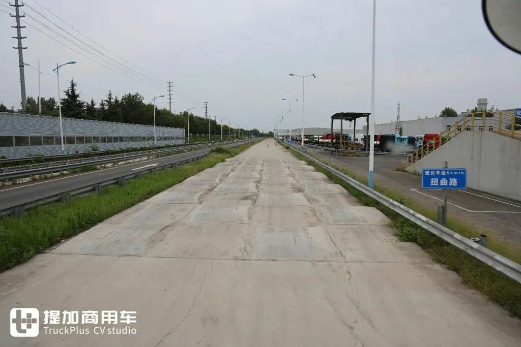 解放鹰驰牵引车正式上市，专为资源运输市场打造？实拍再带你看看它配置有多强！