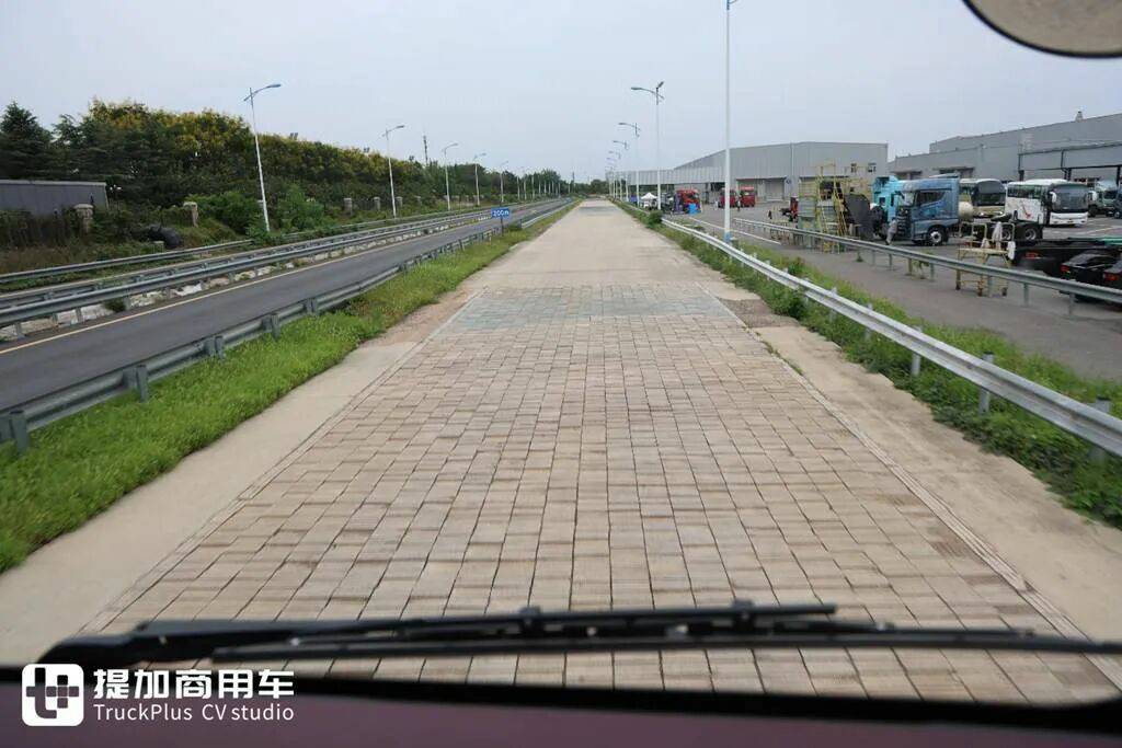 解放鹰驰牵引车正式上市，专为资源运输市场打造？实拍再带你看看它配置有多强！
