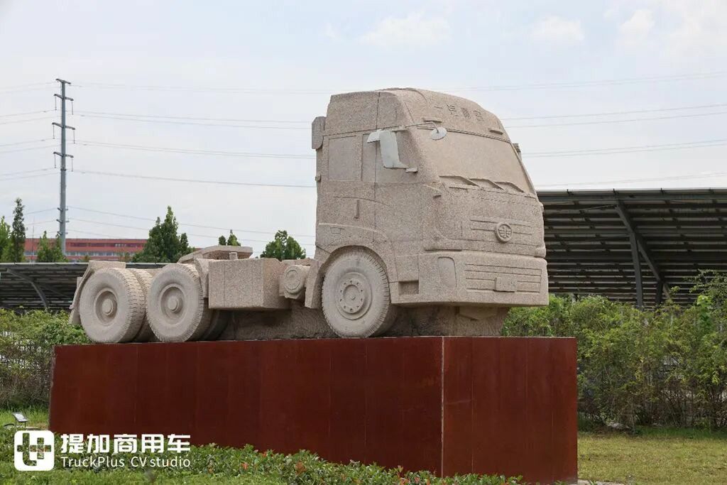 解放鹰驰牵引车正式上市，专为资源运输市场打造？实拍再带你看看它配置有多强！