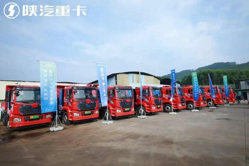 国产电动重卡再进化，潍柴、陕汽和中集三巨头联手打造，全球首款纯电车挂一体化列车实拍
