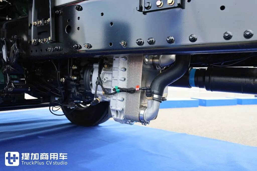 解放鹰驰牵引车正式上市，专为资源运输市场打造？实拍再带你看看它配置有多强！