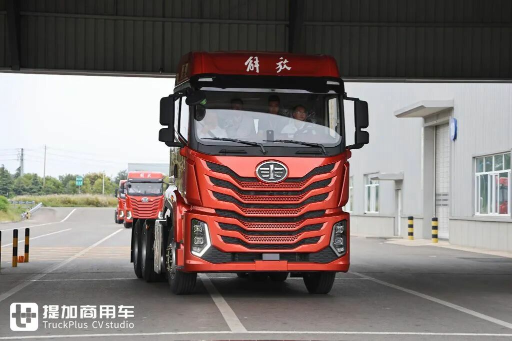解放鹰驰牵引车正式上市，专为资源运输市场打造？实拍再带你看看它配置有多强！