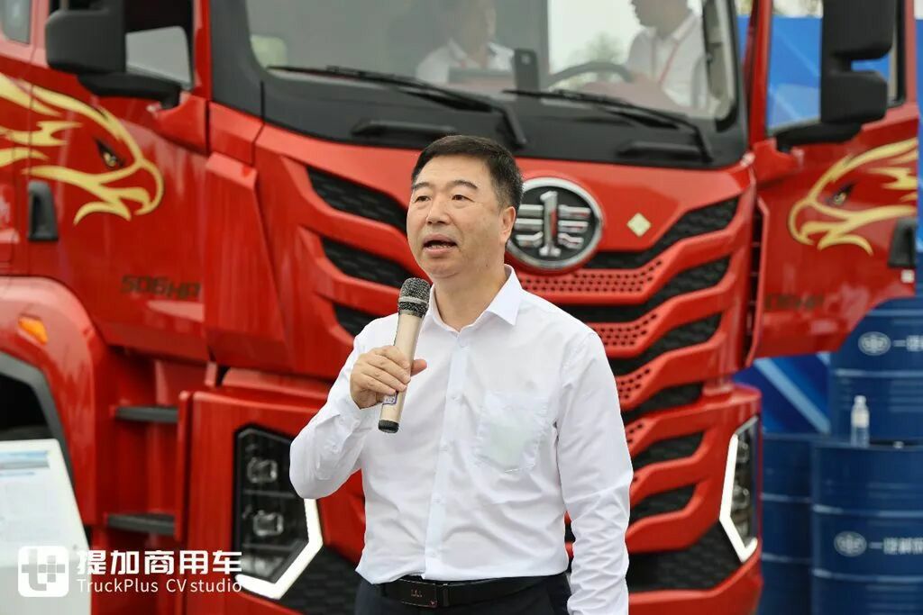 解放鹰驰牵引车正式上市，专为资源运输市场打造？实拍再带你看看它配置有多强！