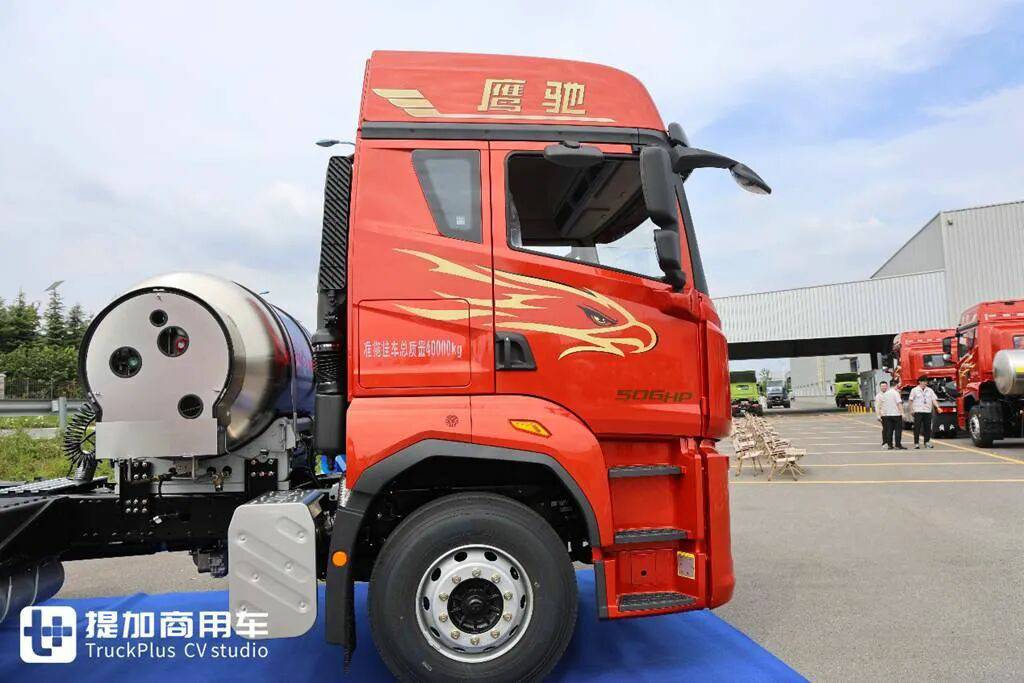 解放鹰驰牵引车正式上市，专为资源运输市场打造？实拍再带你看看它配置有多强！