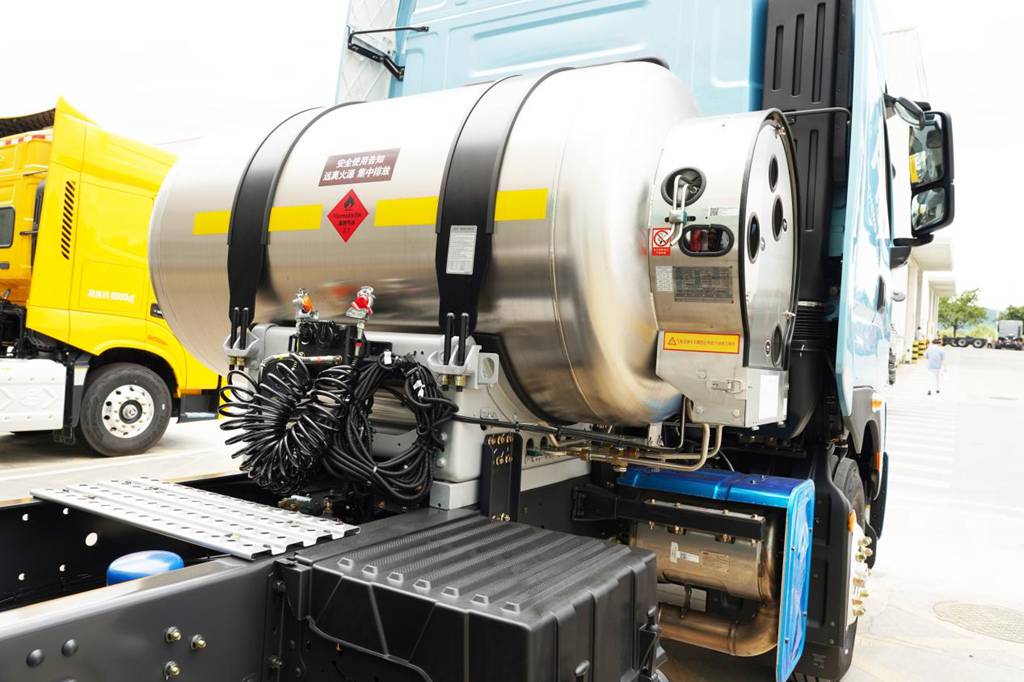 乘龙H7Pro创赢版LNG牵引车 干线运输创富先行者