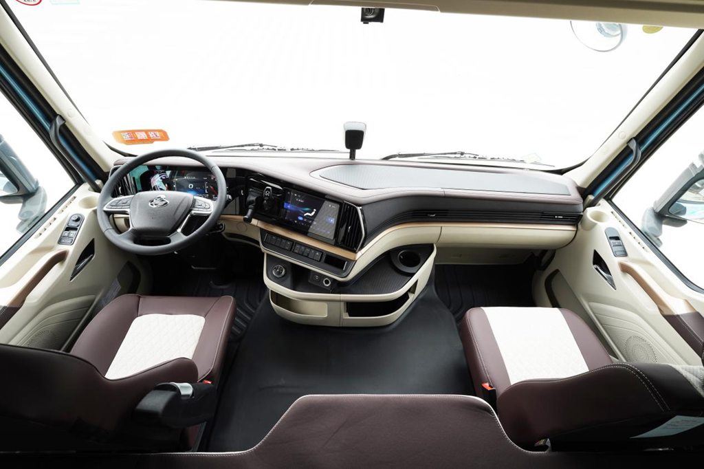 乘龙H7Pro创赢版LNG牵引车 干线运输创富先行者