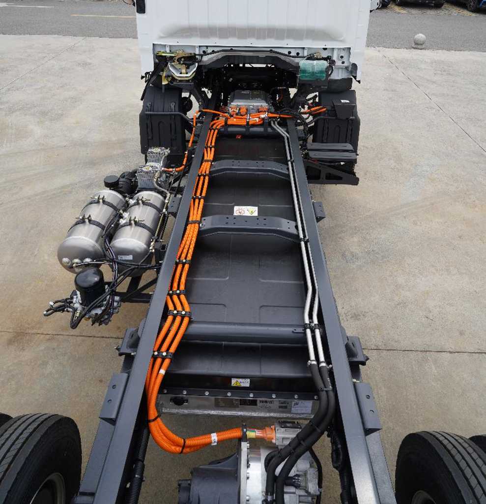 450km续航配超快充 乘龙翼威2大电量轻卡重塑城配物流格局