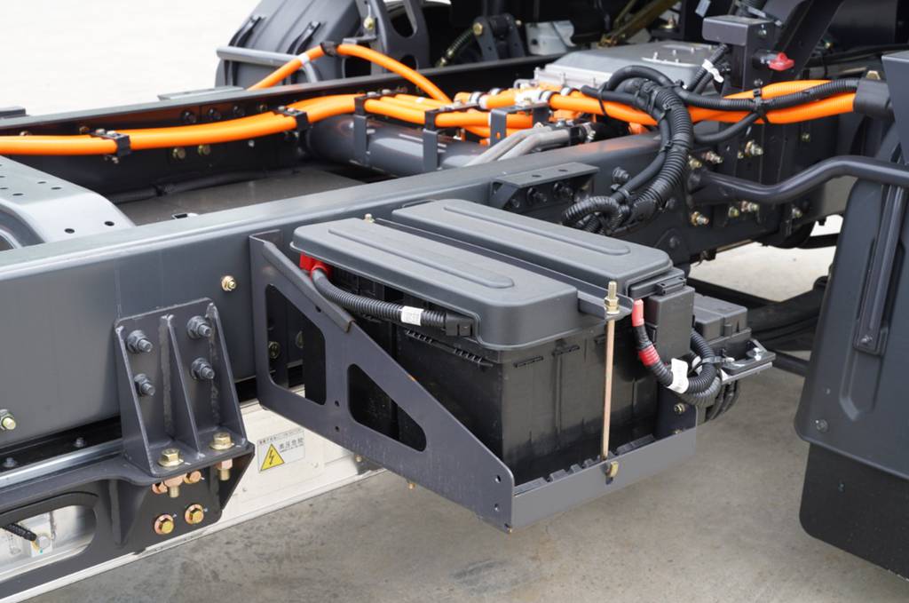 450km续航配超快充 乘龙翼威2大电量轻卡重塑城配物流格局