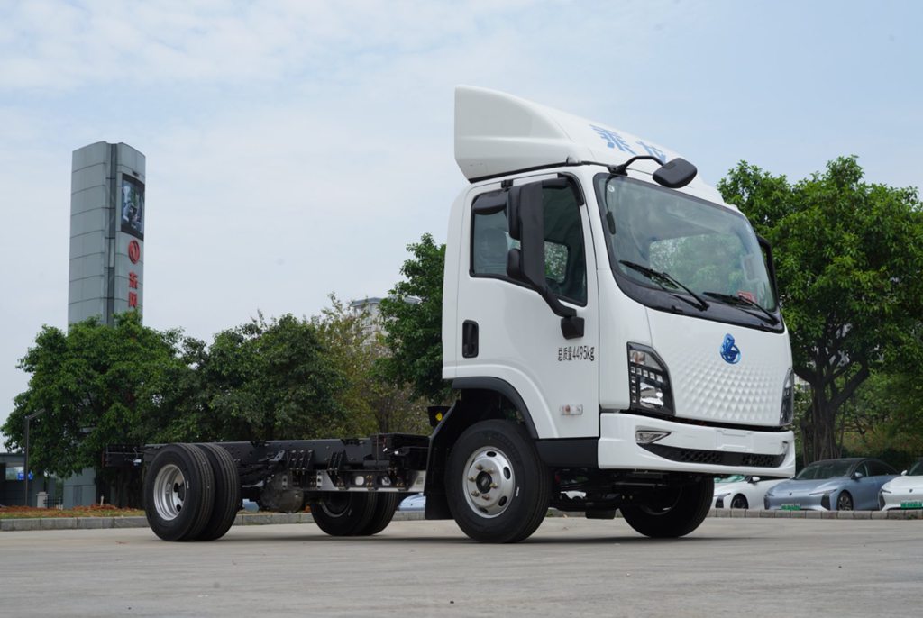 450km续航配超快充 乘龙翼威2大电量轻卡重塑城配物流格局