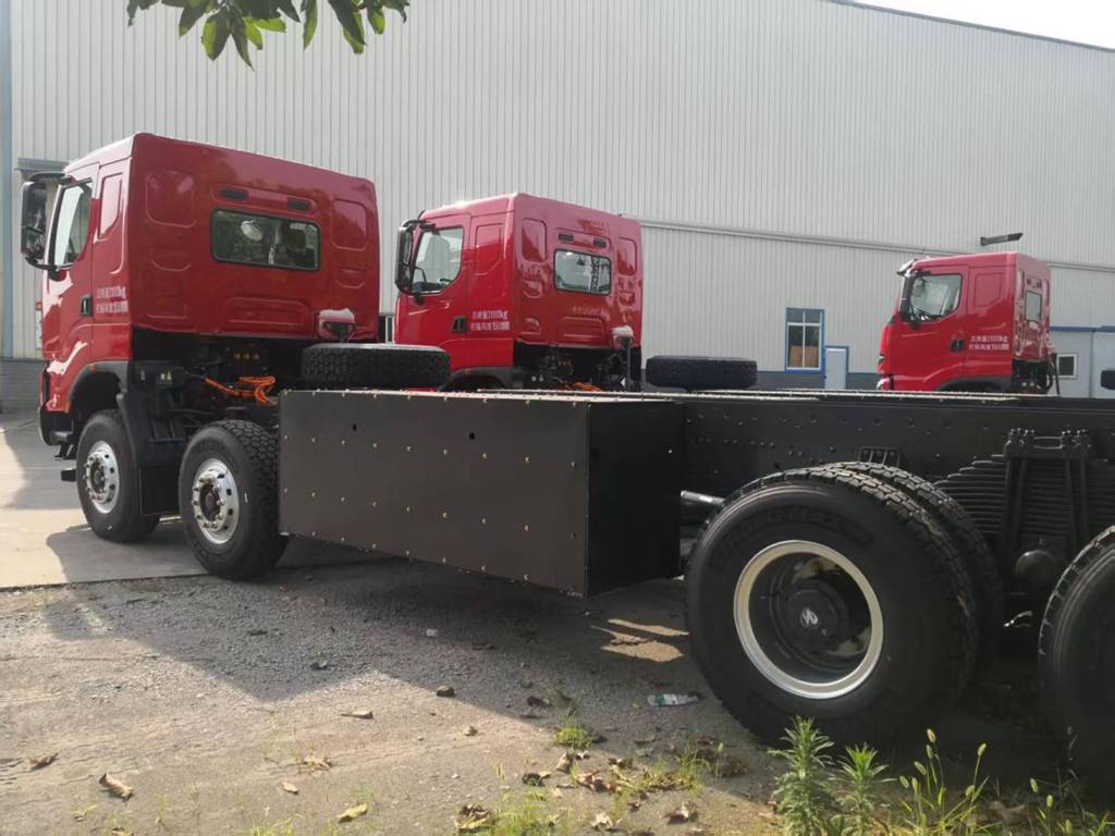 乘龙H7 8x4纯电自卸车：动力续航双优，工程运输新标杆