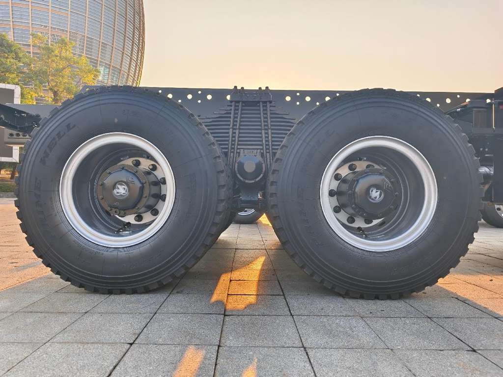 乘龙H7 8x4纯电自卸车：动力续航双优，工程运输新标杆