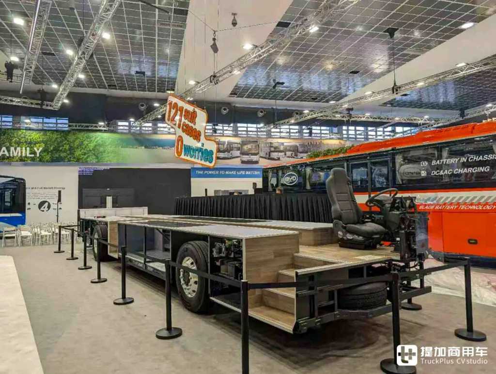 全球首创全域千伏架构、CTC电池车身一体化技术，比亚迪12米纯电动大巴底盘闪耀亮相Busworld展会！