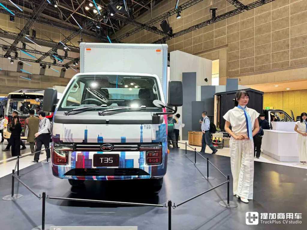 T35纯电动小卡全球首发，J6定制版生活巴士抢眼，比亚迪商用车闪耀2025日本移动出行展