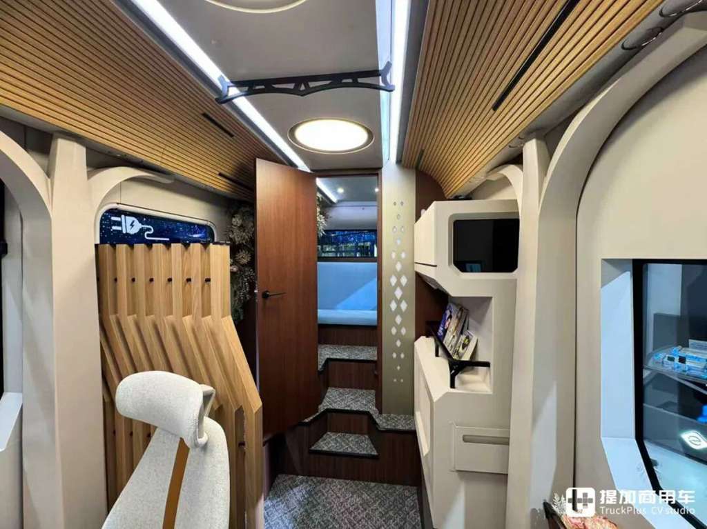 T35纯电动小卡全球首发，J6定制版生活巴士抢眼，比亚迪商用车闪耀2025日本移动出行展