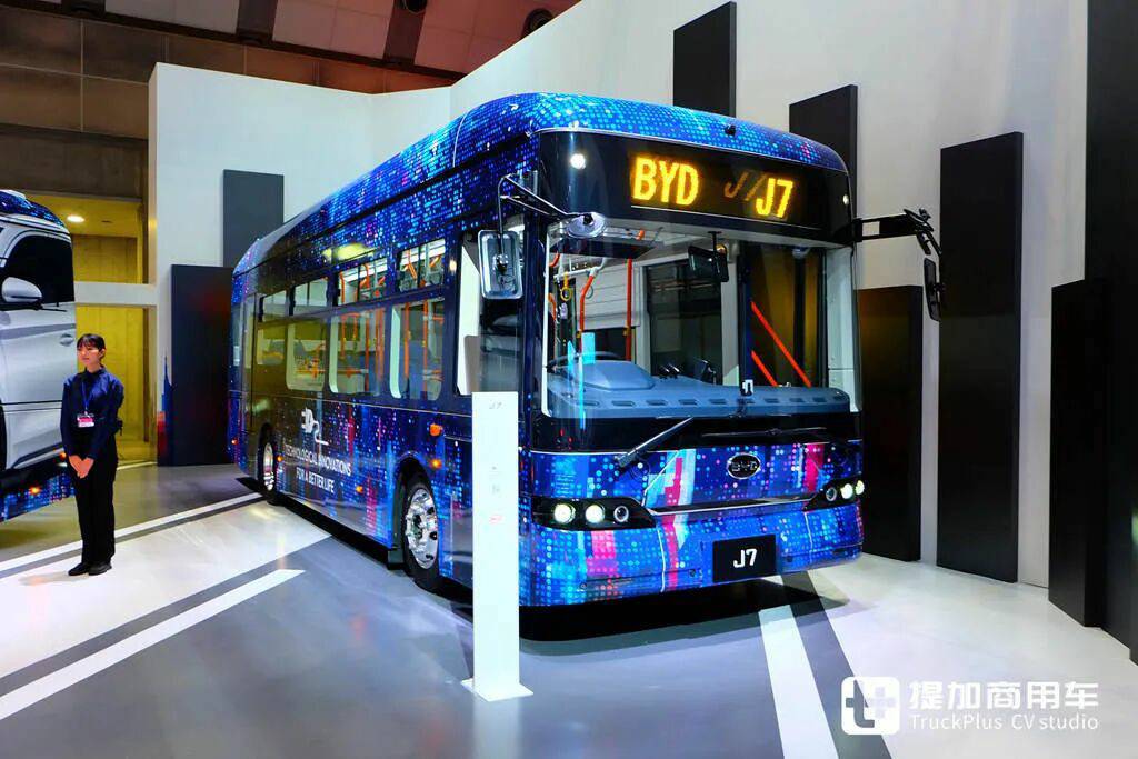 T35纯电动小卡全球首发，J6定制版生活巴士抢眼，比亚迪商用车闪耀2025日本移动出行展