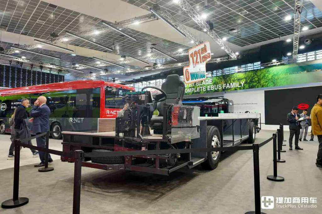 全球首创全域千伏架构、CTC电池车身一体化技术，比亚迪12米纯电动大巴底盘闪耀亮相Busworld展会！