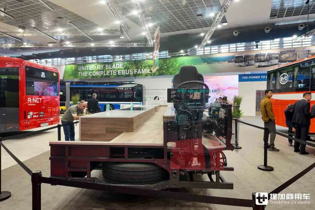 全球首创全域千伏架构、CTC电池车身一体化技术，比亚迪12米纯电动大巴底盘闪耀亮相Busworld展会！